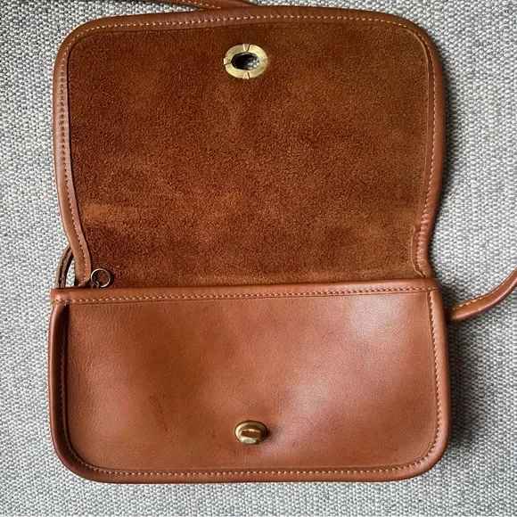 ❌sold❌Coach Vintage Early NYC Dinky British Tan Crossbody Brown Turn Lock - Picture 5 of 8